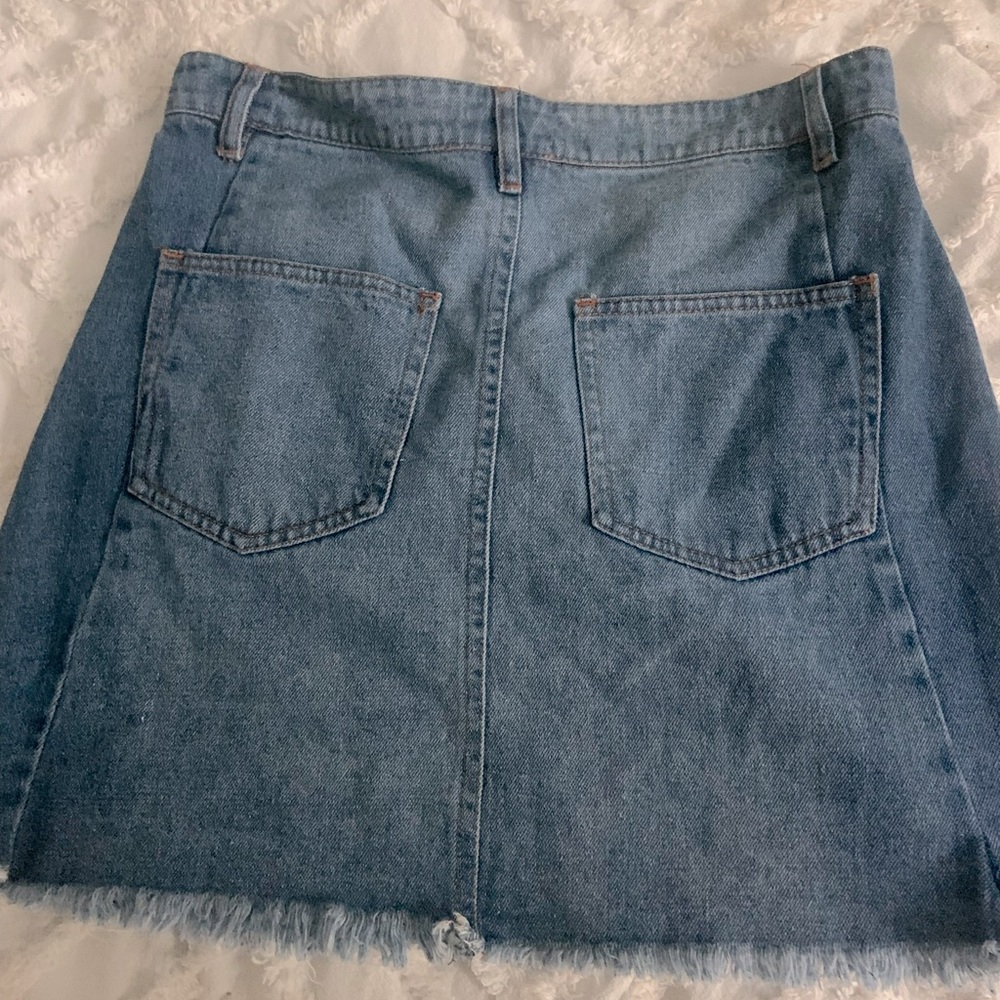 Super flattering, barely worn jean skirt!!